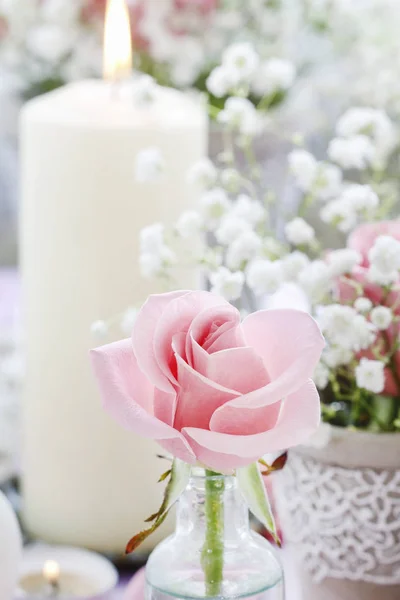 花安排与粉红色的玫瑰 果蝇和蜡烛 派对装饰 — 图库照片