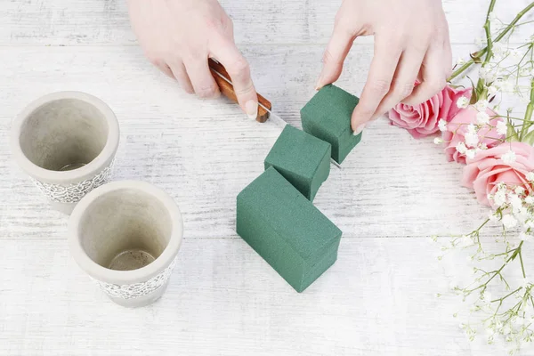 Fiorista Lavoro Donna Che Realizza Decorazioni Con Rose Rosa Gypsophila — Foto Stock