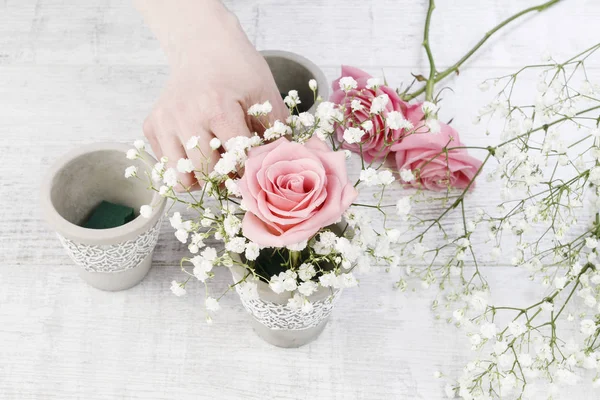 Florista Trabalho Mulher Fazendo Decorações Com Rosas Cor Rosa Gypsophila — Fotografia de Stock