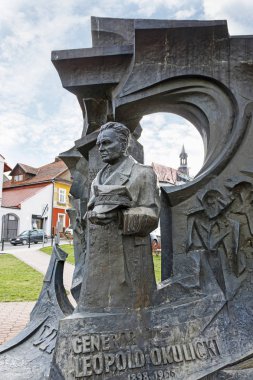 Bochnia, Polonya-02 Nisan 2017: genel Leopold okul heykeli