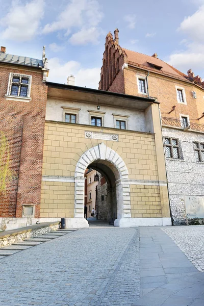 KRAKOW, POLAND - APRIL 02, 2017: Entrance to the Wawel Royal Cas — Stock Photo, Image