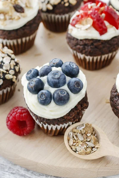 Muffins decorados con frutas frescas y copos de avena —  Fotos de Stock