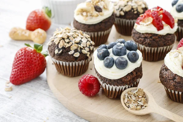 Muffins décorés de fruits frais et flocons d'avoine — Photo