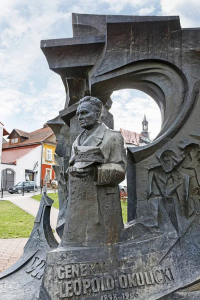 BOCHNIA, POLAND - APRIL 02, 2017: Statue of General Leopold Okul — Stock Photo, Image