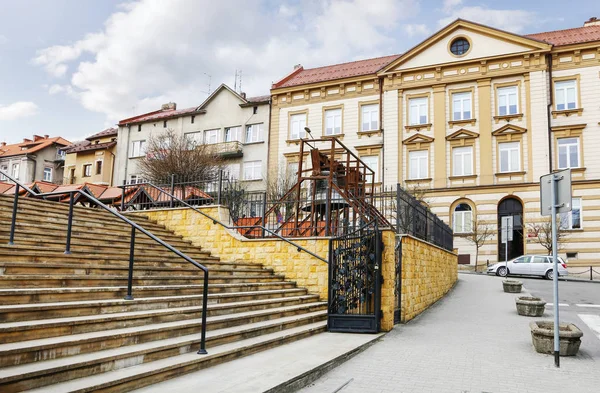 Bochnia, Polska-02 kwietnia 2017: stare schody i św Kinga z — Zdjęcie stockowe