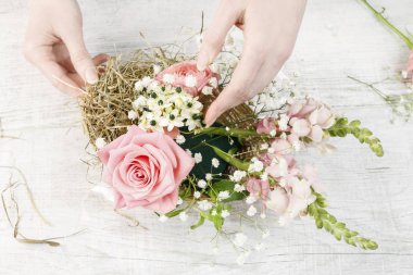 Pembe güller ile Paskalya çiçek masa dekorasyonu yapmak nasıl, mat