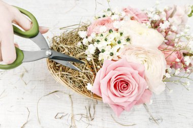 Pembe güller ile Paskalya çiçek masa dekorasyonu yapmak nasıl, mat