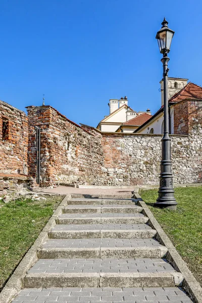 Wieliczka, Polsko-27. březen 2017: staré schody a starobylá zeď — Stock fotografie