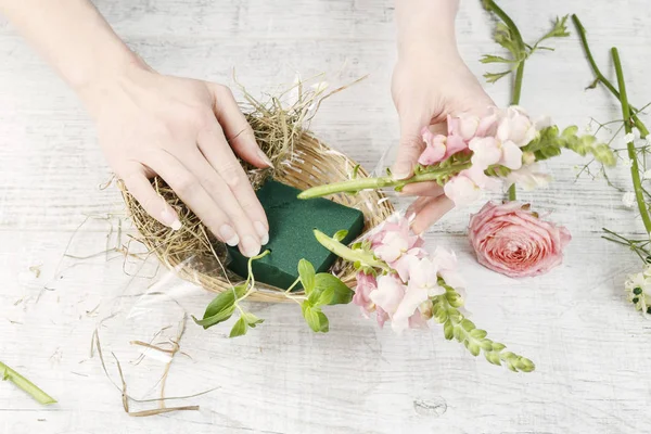 Jak udělat velikonoční květinové dekorace růžovými růžemi, Matte — Stock fotografie