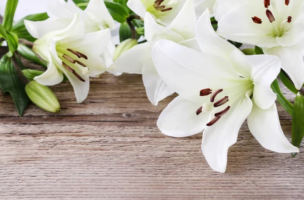 Białe lilie na drewniane tła — Zdjęcie stockowe