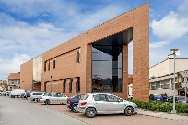 Myslenice, Polen - 09. April 2017: Modernes Bibliotheksgebäude — Stockfoto