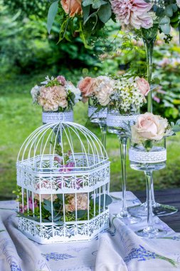 Güller ile düğün çiçek süslemeleri