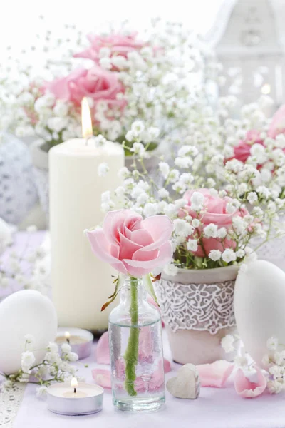 Floral arrangement with pink roses, gypsophila paniculata and ca — Stock Photo, Image