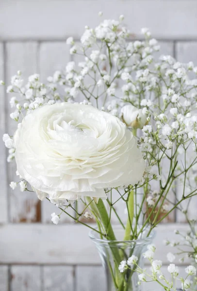 Disposizione floreale con fiori di ranuncolo e gypsophila bianca — Foto Stock