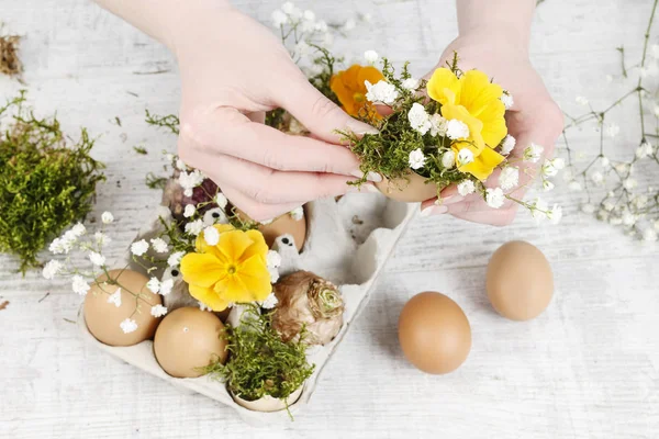 Wie man einfache Ostern Blumenschmuck machen — Stockfoto