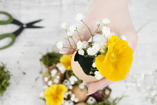 Hoe maak je eenvoudige Pasen bloemstuk — Stockfoto