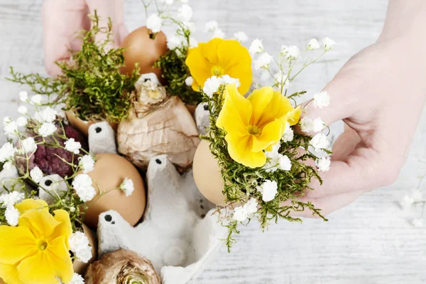 Hoe maak je eenvoudige Pasen bloemstuk — Stockfoto