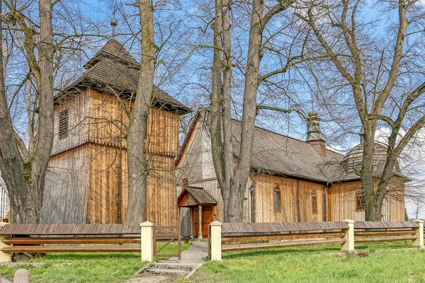 Lapanow, polen - 09. April 2017: hölzerne Kirche — Stockfoto