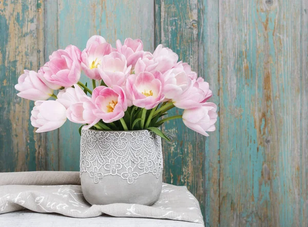 Ramo de tulipanes rosados, fondo rústico de madera . —  Fotos de Stock