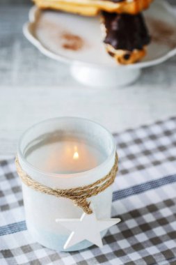 Yıldız ve dize ile süslenmiş İskandinav tarzı mumluk.