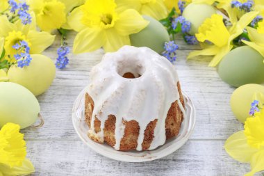 Backgrou içinde nergis geleneksel Paskalya pastası ve buket