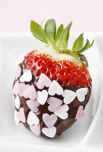 Fragole e banane immerse nel cioccolato . — Foto Stock