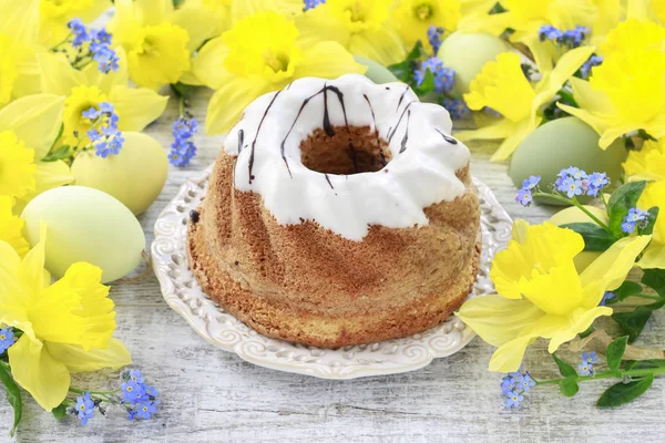 Backgrou içinde nergis geleneksel Paskalya pastası ve buket — Stok fotoğraf