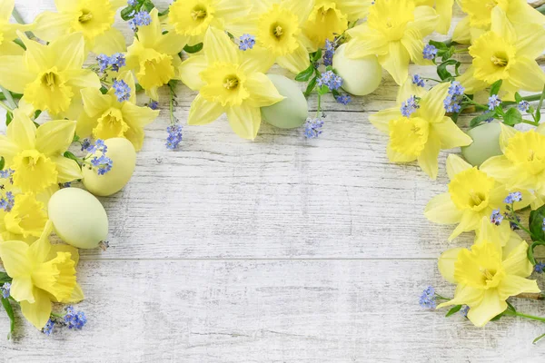 Gele narcissen en paaseieren — Stockfoto