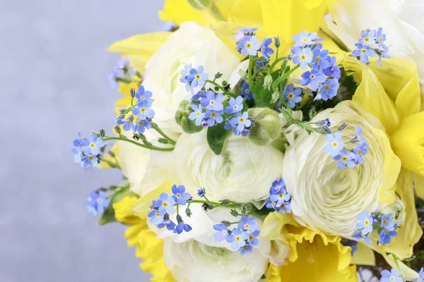 Buquê de narcisos, não me esqueças e flores de ranúnculo . — Fotografia de Stock