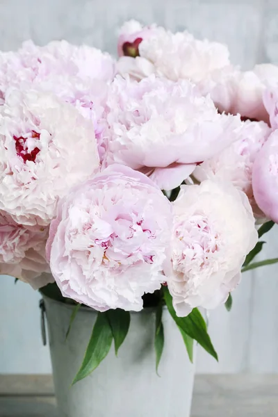 Bouquet af lyserøde pæoner. - Stock-foto