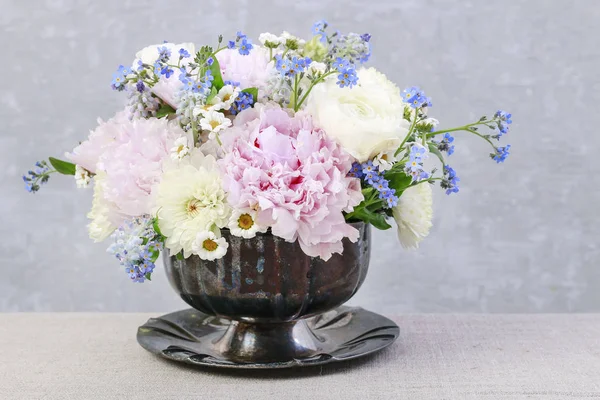 Arranjo floral com peônias rosa, flores de ranúnculo — Fotografia de Stock