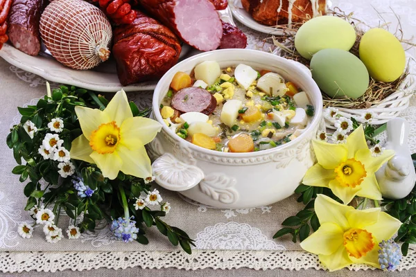 Кислий житній суп з сушеного житнього борошна та м'яса — стокове фото