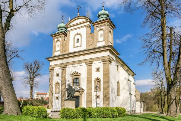 Nowy Wisnicz, Polen-april 09, 2017: staden kyrkan i CI — Stockfoto