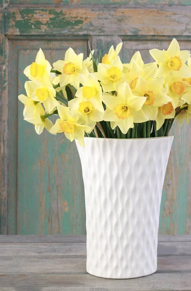 Beyaz seramik vazo sarı nergis bir buket. — Stok fotoğraf
