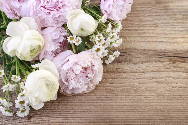 Růžové peóty, bílý Pryskyřník květ a heřmánku Tanacetum o — Stock fotografie