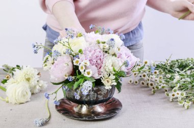 Nasıl pembe şakayık ile çiçek Aranjman yapmak