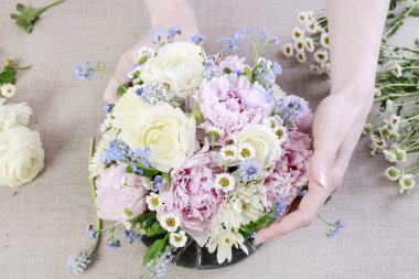 Nasıl pembe şakayık ile çiçek Aranjman yapmak