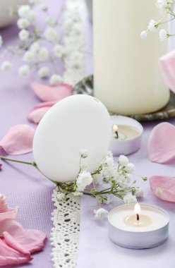 Kaz yumurtası, mumlar ve Gyps ile Paskalya masa çiçek dekorasyon