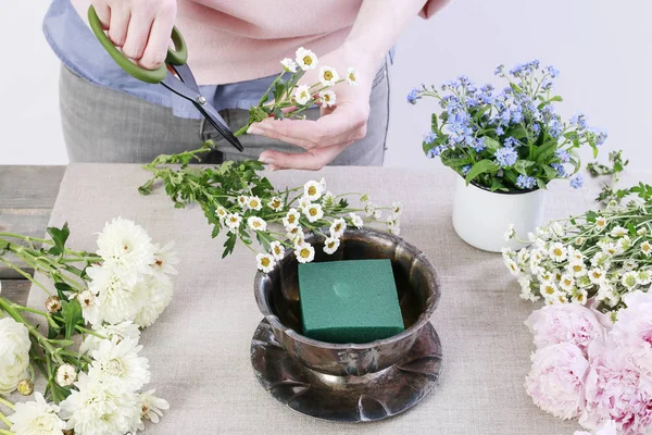 Cómo hacer arreglos florales con peonías rosadas. — Foto de Stock