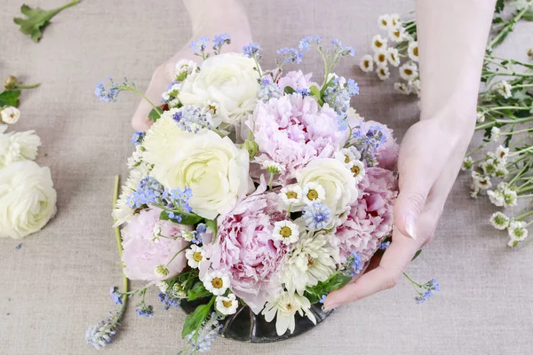 Nasıl pembe şakayık ile çiçek Aranjman yapmak