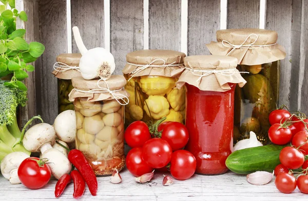 Konserveler ve taze sebze kavanozları.