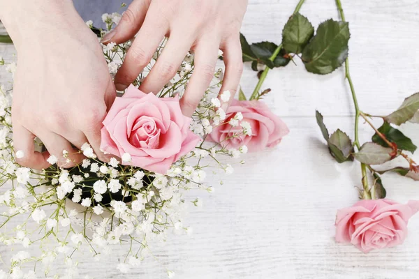 Делать украшения с розовыми розами и белой гипсофилы panicula — стоковое фото