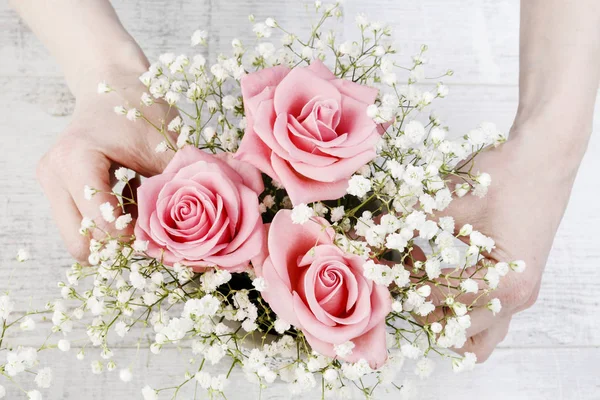 Fazendo decorações com rosas rosa e branco gypsophila panicula — Fotografia de Stock