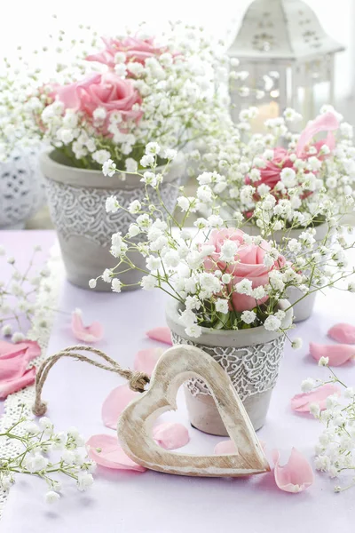 Arreglo floral con rosas rosadas, gypsophila paniculata y ca —  Fotos de Stock