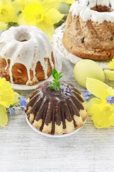 Traditionelle Ostertorten und Narzissensträuße im Hintergrund — Stockfoto