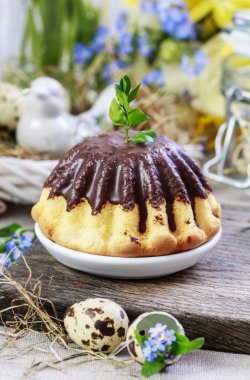 Buxus dal ile süslenmiş çikolata ile geleneksel Paskalya pastası