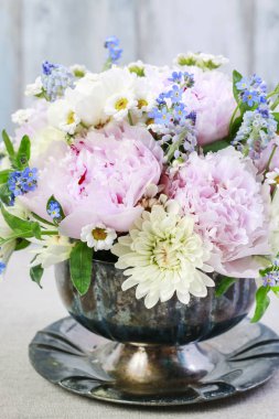 Pembe peonies çiçek aranjmanı