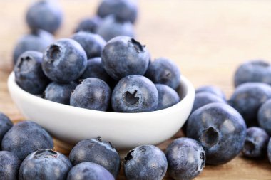 Seramik sürahi içinde yaban mersini