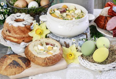 Ekmekli çavdar çorbası, Paskalya pastası ve masadaki sosis. 