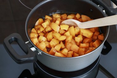 Kayısı reçeli yapmak. Öğretici